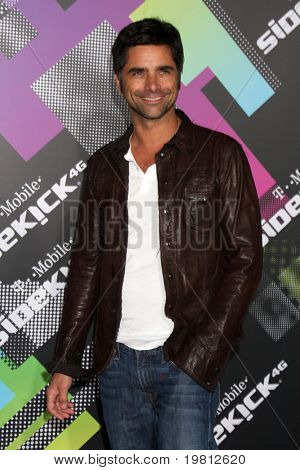 LOS ANGELES - APR 20: John Stamos při spuštění z The nový T-Mobile Sidekick 4G na staré Ro