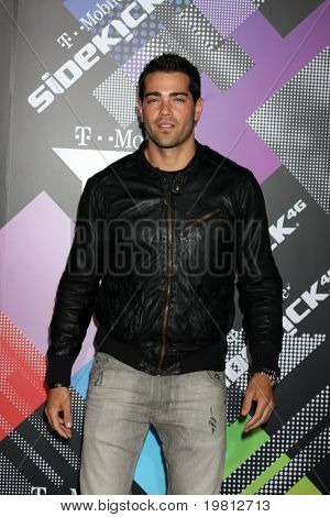 LOS ANGELES - APR 20: Jesse Metcalfe při spuštění z The nový T-Mobile Sidekick 4G na staré