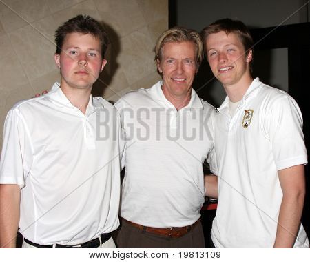 LOS ANGELES - APR 18: Peter, Jack & Harrison Wagner på 2011 Jack Wagner Golf Classic til ydelser