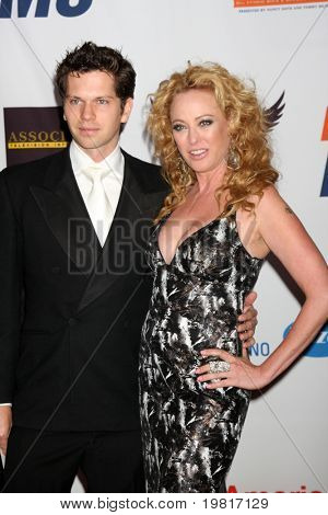 LOS ANGELES - április 29: Virginia Madsen érkezik a 18 versenyen MS esemény törlése Century Plaza 