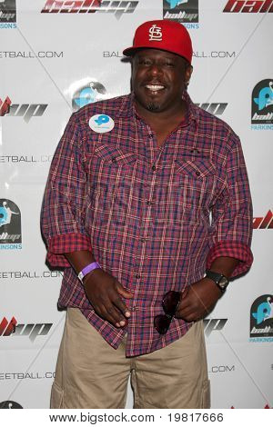 LOS ANGELES - 1. maj: Cedric The Entertainer ankommer til 1st årlige bolden op Celebrity Streetball