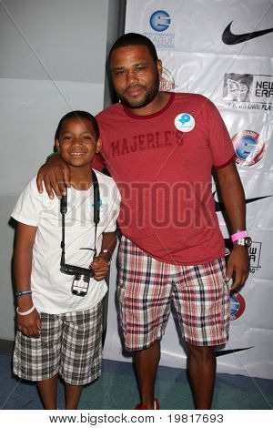LOS ANGELES - 1. maj: Anthony Anderson ankommer til den første årlige op Celebrity Streetball boldspil 