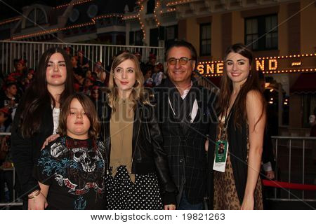 LOS ANGELES - 7. maj: Andy Garcia og familie ankommer til 