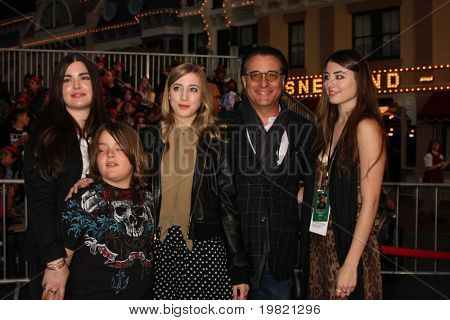 LOS ANGELES - 7. maj: Andy Garcia og familie ankommer til 