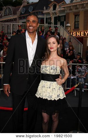 LOS ANGELES - 7 maggio: Rick Fox, Eliza Dushku arrivando presso il 
