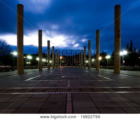 Lange blootstelling van pijlers met blauwachtig wolken zweven door. Schemering.