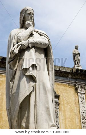 Detaljer skud af statue af Dante Alighieri, Verona, Italien.
