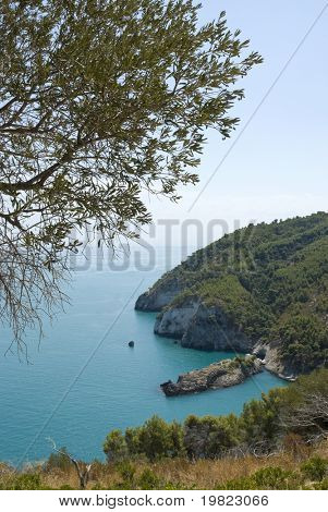 ใช้แนวตั้งในซีสเคปในแคว้น Puglia Gargano อิตาลี