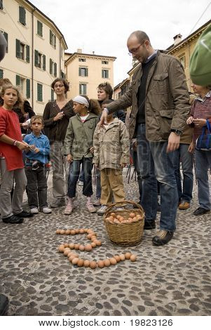 VERONA, VT - 27 de septiembre: Una guía del evento explica el juego de Punta e Cul a los participantes de la 
