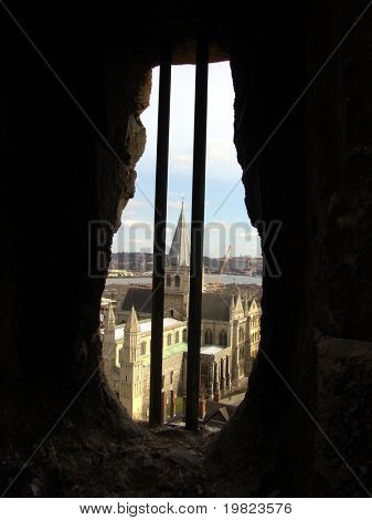 Vista della cattedrale di Rochester nella finestra del castello
