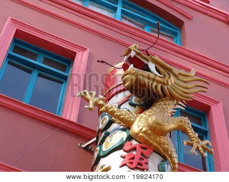 Chiński Smok na budynku w Londynie Chinatown