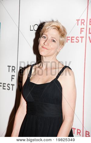 NEW YORK - 25. APRIL: Schauspielerin Edie Falco beachtet ernsthafte Moonlight Premiere auf dem Tribeca Film Fest