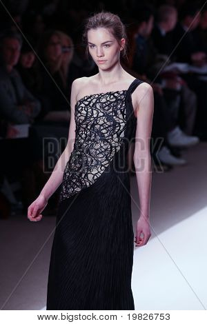 NEW YORK - 15. februar: En model gåture landingsbane for Carlos Miele samlinger Mercedes-Benz 