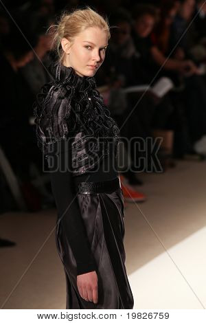 NEW YORK - 15. februar: En model gåture landingsbane for Carlos Miele samlinger Mercedes-Benz 