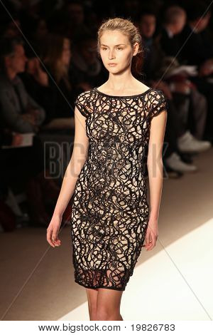 NEW YORK - 15. februar: En model gåture landingsbane for Carlos Miele samlinger Mercedes-Benz 