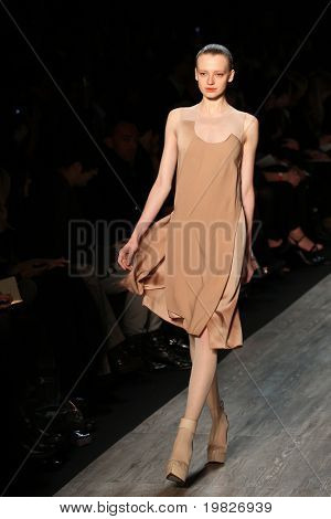 NEW YORK - 16. Februar: Ein Modell geht die Start-und Landebahn für die Max Azria Auflistungen Mercedes-Benz Fas