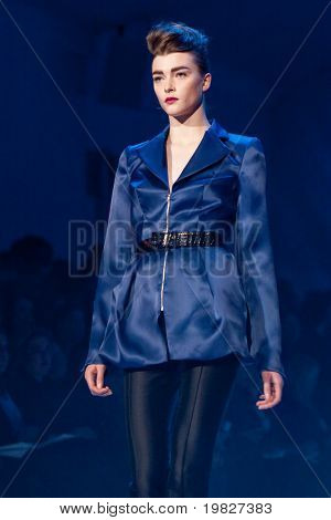 NEW YORK - 12. februar: En model gåture landingsbane for Christian Siriano samlinger under Merced