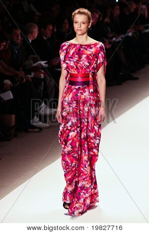 NEW YORK - 15. februar: En model gåture landingsbane for Carlos Miele samlinger Mercedes-Benz 
