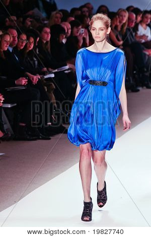 NEW YORK - 15. februar: En model gåture landingsbane for Carlos Miele samlinger Mercedes-Benz 
