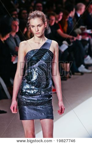 NEW YORK - 15. februar: En model gåture landingsbane for Carlos Miele samlinger Mercedes-Benz 