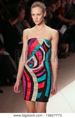 NEW YORK - 15. februar: En model gåture landingsbane for Carlos Miele samlinger Mercedes-Benz 