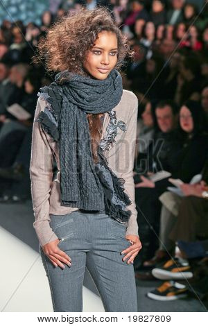 NOVA YORK - 15 de fevereiro: Um modelo anda na pista para as coleções de Tracy Reese Fa de Mercedes-Benz