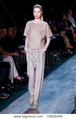New York, Februar 16: ein Modell geht die Start-und Landebahn für die max Azria Auflistungen Mercedes Benz Fashi
