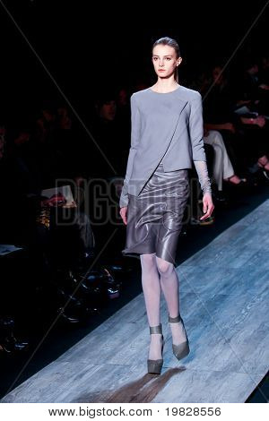 New York, Februar 16: ein Modell geht die Start-und Landebahn für die max Azria Auflistungen Mercedes Benz Fas
