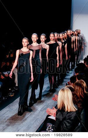 New York 16. Februar: ein Modell führt die Start-und Landebahn für die max Azria Sammlungen Mercedes Benz Fas