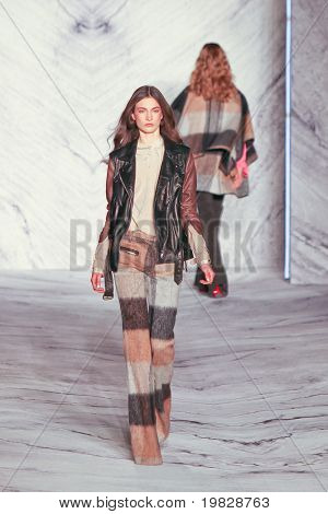 NEW YORK - 17. února: Model procházky dráhy pro 3.1 Philip Lim sbírky Mercedes-Benz