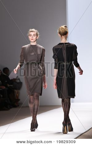 18. Februar New York: ein Modell geht die Start-und Landebahn für die Trias-Auflistungen Mercedes Benz Fashion 