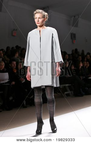 18. Februar New York: ein Modell geht die Start-und Landebahn für die Trias-Auflistungen Mercedes Benz Fashion 