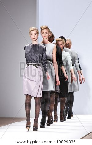 18. Februar New York: ein Modell geht die Start-und Landebahn für die Trias-Auflistungen Mercedes Benz Fashion 