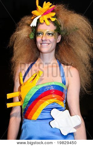 뉴욕-5 월 14 일: 모델 슬로바키아어 패션 디자이너 에어컨 Srsnova 콜에 대 한 활주로 걸어