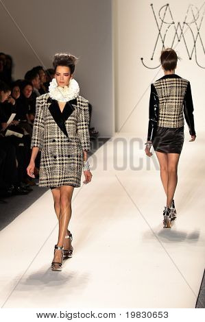 NEW YORK - 11 februari: Model loopt de baan voor de Mercedes-Benz Fashion Wee Ruffian collecties