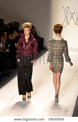 NEW YORK - 11 februari: Model loopt de baan voor de Mercedes-Benz Fashion Wee Ruffian collecties
