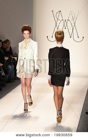 NEW YORK - 11 februari: Model loopt de baan voor de Mercedes-Benz Fashion Wee Ruffian collecties