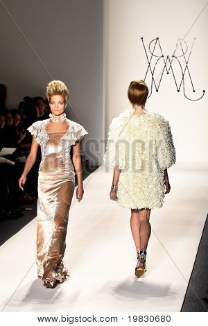 NEW YORK - 11 februari: Een model loopt de baan voor de Ruffian collecties Mercedes-Benz Fashion 