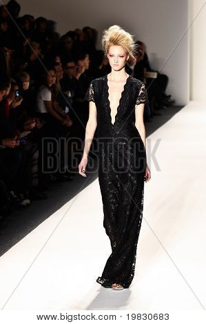 NEW YORK - 11 februari: Een model loopt de baan voor de Mercedes-Benz Fashion W Ruffian collecties