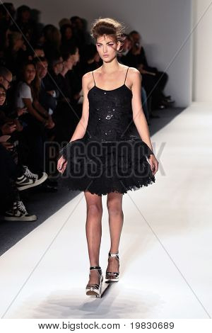 NEW YORK - 11 februari: Een model loopt de baan voor de Mercedes-Benz Fashion W Ruffian collecties