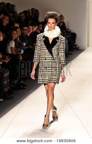 NEW YORK - 11 februari: Een model loopt de baan voor de Mercedes-Benz Fashion W Ruffian collecties