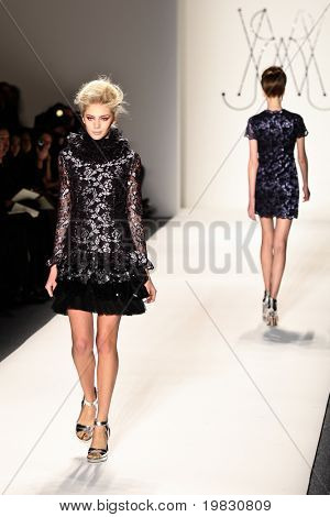 NEW YORK - 11 februari: Modellen lopen de baan voor de Mercedes-Benz Fashion Wee Ruffian collecties