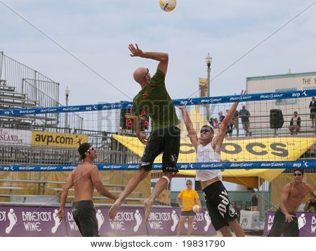 HUNTINGTON BEACH, CA. - 22 Mai: AVP Huntington Beach Open, Phil Dalhausser spiking den Ball an der H