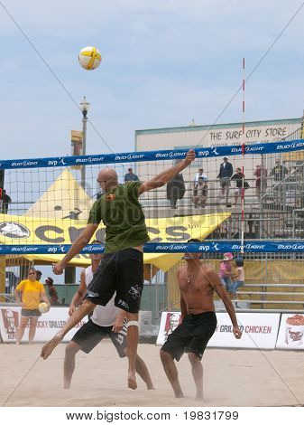 HUNTINGTON BEACH, CA. - 22 Mai: AVP Huntington Beach Open, Phil Daulhauser spiking den Ball an der H