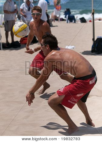 MANHATTAN BEACH, CA. - 18 juli: John Moran serveretur med sin lagkamrat Mike Placek i ba