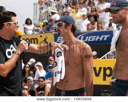 HERMOSA BEACH, CA. - AUGUST 9: Phil Dalhausser (R) und Todd Rogers (L), befragt nach winni