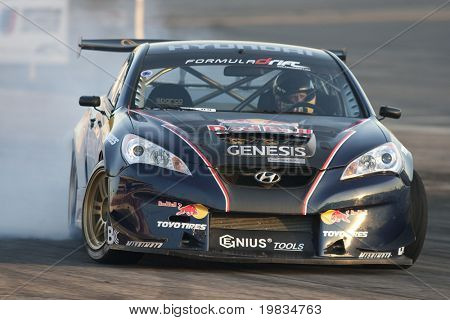 IRWINDALE, CA. - 16 ตุลาคม: กระทิง แดง/RMR ควบคุม Rhys Millen แข่งขันที่โตโยต้าแหล่งระหว่างฟอร์ม