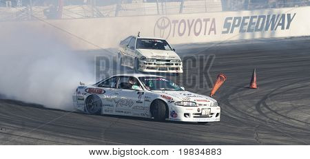IRWINDALE, CA. - 16 de octubre: Coches compiten por deriva lateralmente alrededor de Toyota Speedway durante la fórmula