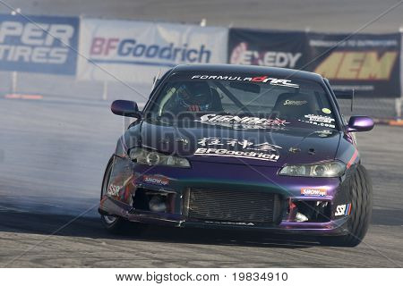 IRWINDALE, CA. - 16 de octubre: Coches compiten por deriva lateralmente alrededor de Toyota Speedway durante la fórmula