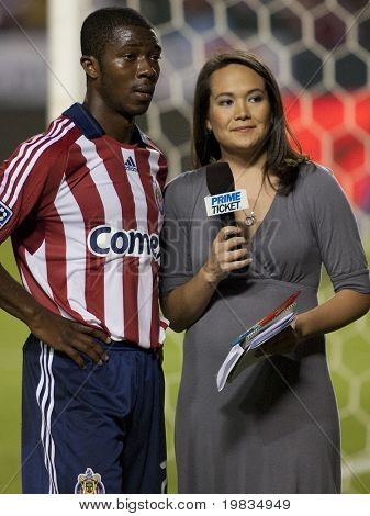 CARSON, CA. - október 17-én: Michael Lahoud (L) ad egy interjú Amanda Fletcher (R) o félidő